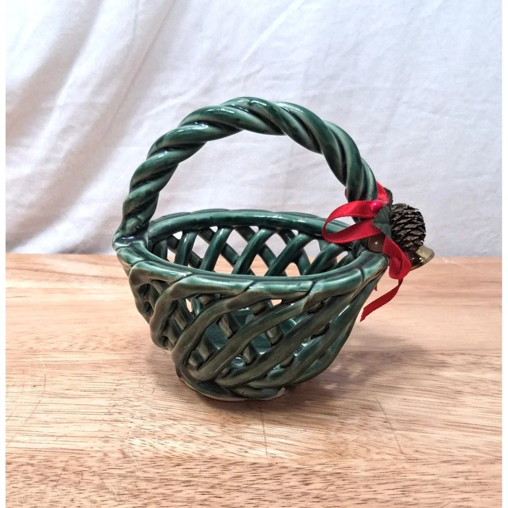 Green Round Ceramic Basket Woven Lattice w/Handle Pinecones Bow Bell Christmas